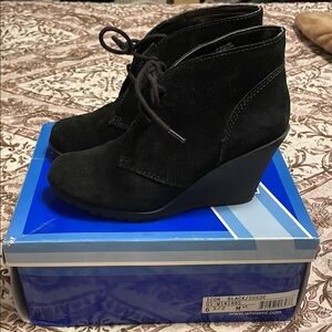 White Mountain Black Wedge Tie up Shoes Suede Sz 6.5